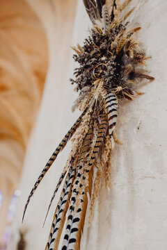 Bouquet de fleurs s&eacute;ch&eacute;es et de plumes de faisan
