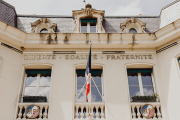 Liberté, égalité, fraternité sur la façade de la mairie - 773385730