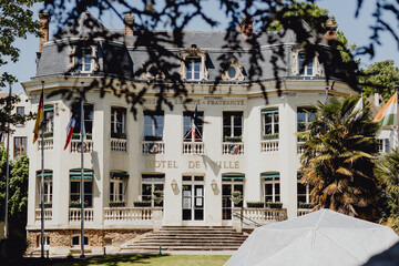 Hôtel de ville et son parc en Île-de-France - 773385781