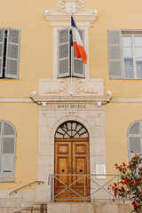 La façade de la mairie provençale - 773385782