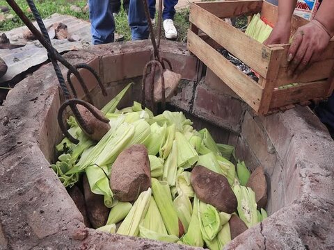 Video of unknown people doing pachamanca. Concept of food preparation.