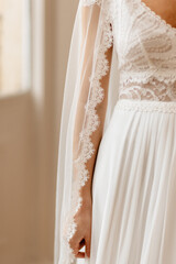 Mariée dans sa robe blanche recouverte par son voile - 773387302