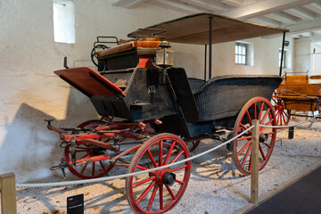 antique 4-wheel horse drawn carriage