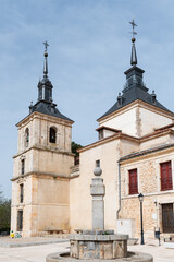 Obraz premium Vista del palacio Goyeneche y la iglesia en una plaza de Nuevo Baztán, Madrid, España.