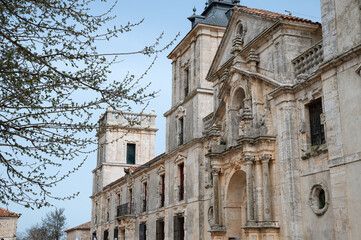 Fototapeta premium Vista del palacio Goyeneche y la iglesia en Nuevo Baztán, Madrid, España.