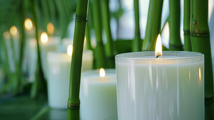 Velas aromáticas verde com bambu no fundo
