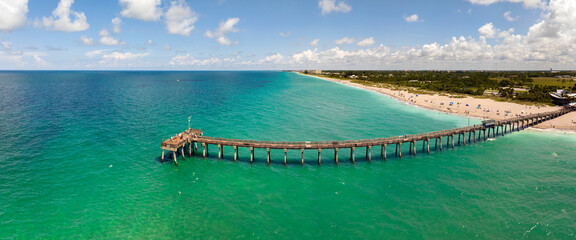Idyllic summer day over sandy beach at Venice fishing pier in Florida. Summer seascape with surf waves crashing on sea shore - obrazy, fototapety, plakaty