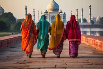 Poster Im Rahmen Indian women in colorful sari and temple © Kokhanchikov