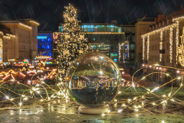 Blick vom Rathausbalkon Magdeburg durch die Glaskugel auf den Weihnachtsmarkt