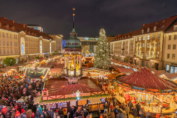 Alter Markt und Goldener Reiter Magdeburg mir Weihnachtsmarkt