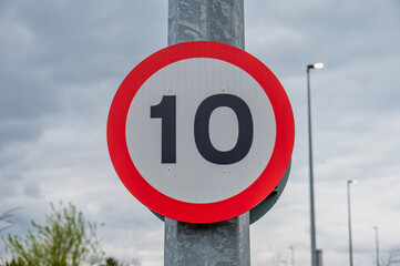 10 mph speed limit sign - obrazy, fototapety, plakaty