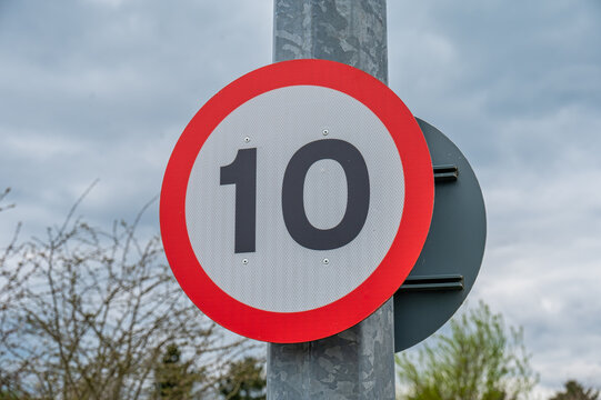 10 mph speed limit sign