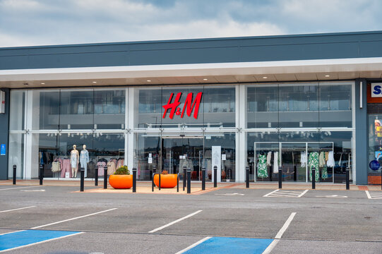 H&M, H and M store shop front