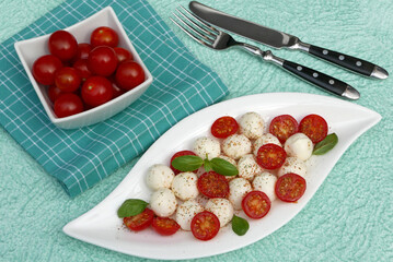 Mozzarellakugeln mit Tomaten und Basilikum.