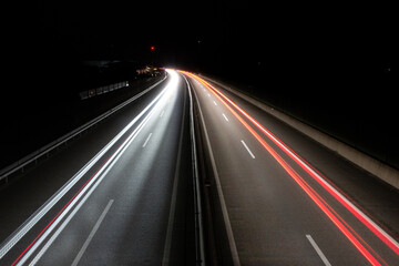 Fototapeta na wymiar Autobahn bei Nacht mit Lichtspuren