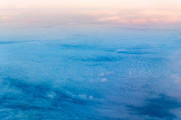 Formations de nuages au soleil couchant vues d'avion au-dessus de la Suède