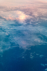 Fototapeta na wymiar Formations de nuages au soleil couchant vues d'avion au-dessus de la Suède