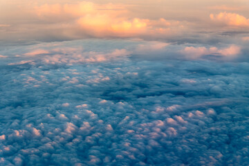 Formations de nuages au soleil couchant vues d'avion au-dessus de la Suède - obrazy, fototapety, plakaty