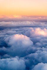 Formations de nuages au soleil couchant vues d'avion au-dessus de la Suède