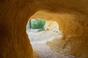 Selbstklebende Fototapeten L'interno delle grotte gialle di Bibbona © PgP