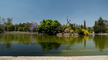 Paisaje de primavera, lago con islote en el centro rodeado de árboles verdes. bosque de chapultepec