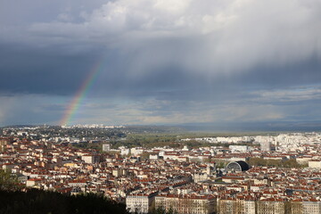 Arc en ciel au-dessus de la ville de Lyon, vue depuis la colline de Fourvière, ville de Lyon,...