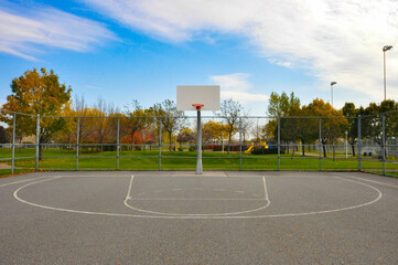 Terrain de basketball vide,  jour, horizontal