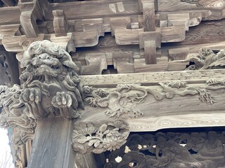 お寺の山門の彫刻