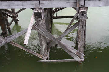 Puente de madera viejo en lago.