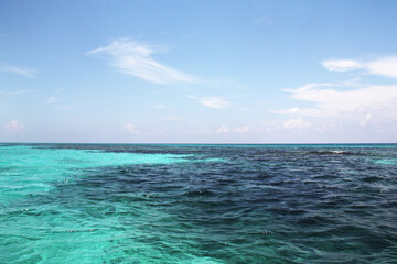Mar color turquesa, con diferentes profundidades, diferentes tonos de colores. Riviera Maya, Quintana Roo, México - obrazy, fototapety, plakaty