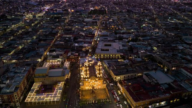 Hyperlapse de dron durante el atardecer en el centro de Aguascalientes, M&eacute;xico durante una fiesta religiosa.