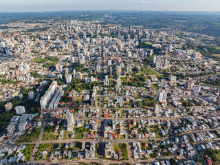 Obraz premium Imagem aérea da cidade de Bento Gonçalves, Rio Grande do Sul em 2024. 