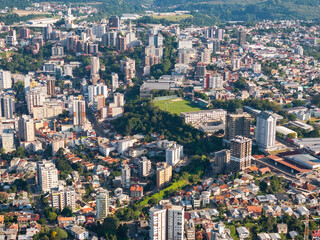 Fototapeta na wymiar Imagem aérea da cidade de Bento Gonçalves, Rio Grande do Sul em 2024. 