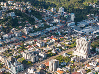 Obraz premium Imagem aérea da cidade de Bento Gonçalves, Rio Grande do Sul em 2024. 