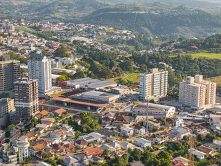 Imagem aérea da cidade de Bento Gonçalves, Rio Grande do Sul em 2024. 