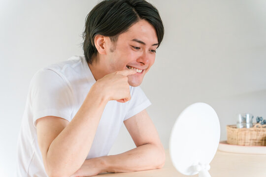 ホワイトニング・歯並び・歯列矯正・歯が気になる若い男性（歯痛）
