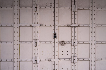 鍵のかかった扉