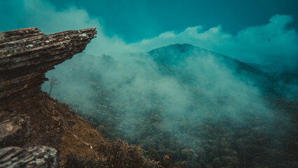 Rochas Paisagem Neblina Montanhas Natureza Amanhecer Serenidade Exploração Mistério Fotografia...
