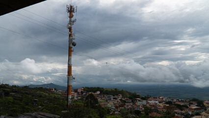 Obraz premium Rochas Paisagem Neblina Montanhas Natureza Amanhecer Serenidade Exploração Mistério Fotografia Ambiente Silhueta Viagem Céu Bruma Camadas Reflexão Beleza Vista Escarpas