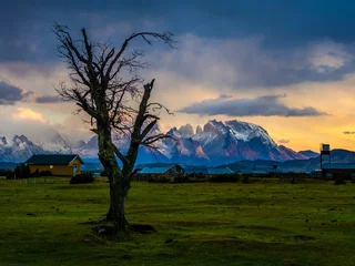 Papier Peint photo autocollant Cuernos del Paine Sunrise in Torres del Paine seen from a valley of Serrano River