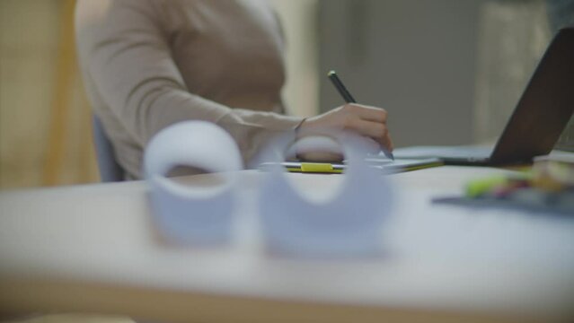 Acercamiento de persona trabajando en tableta gr&aacute;fica