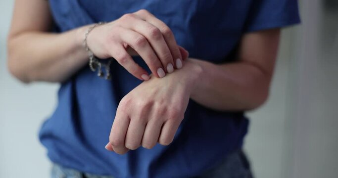 Demonstration of itchy skin and scratching on the hands