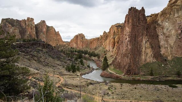 Time lapse of Smith Rock State Park in Oregon with hikers and climbers | 4K