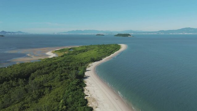 Drone advancing and discovering the Pontal beach.
