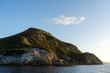 Fototapeta na wymiar beautiful rock mountain above the ocean in a national park in australia
