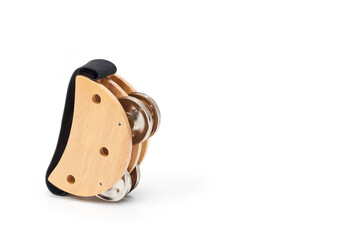 Compact tambourine with a wooden body and metal plates. Worn on the musician's leg or arm.
