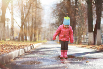 Fototapeta premium Children walk in the autumn park