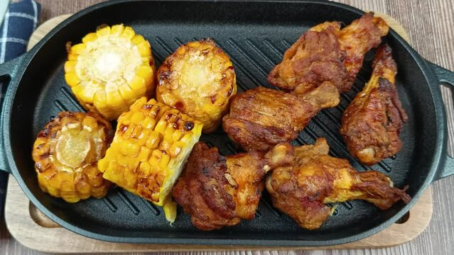 pilons de poulet et ma&iuml;s grill&eacute; sur un grill en fonte