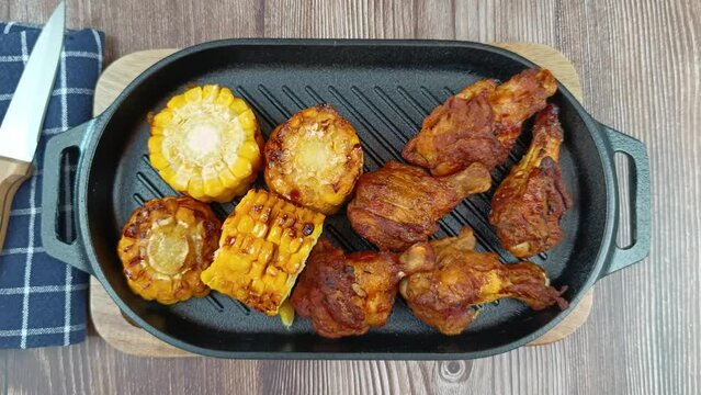 pilons de poulet et ma&iuml;s grill&eacute; sur un grill en fonte