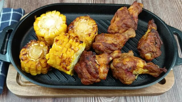 pilons de poulet et ma&iuml;s grill&eacute; sur un grill en fonte